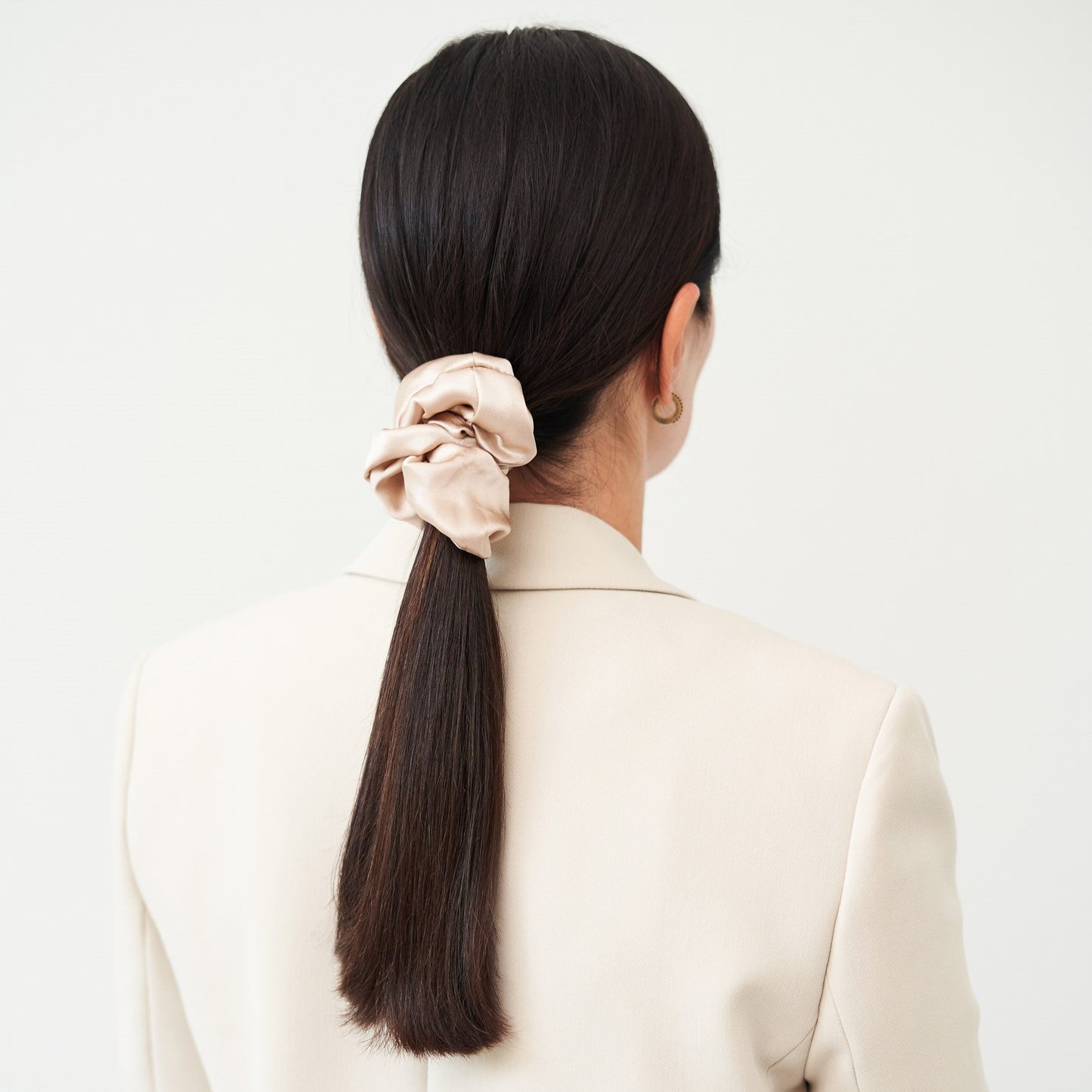 
                  
                    Silk hair scrunchie | LATTE
                  
                